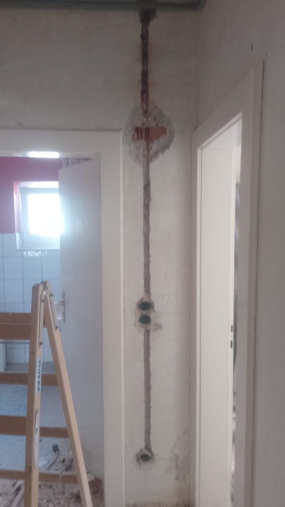 Leitungsführung in einem Innenraum während der Sanierung