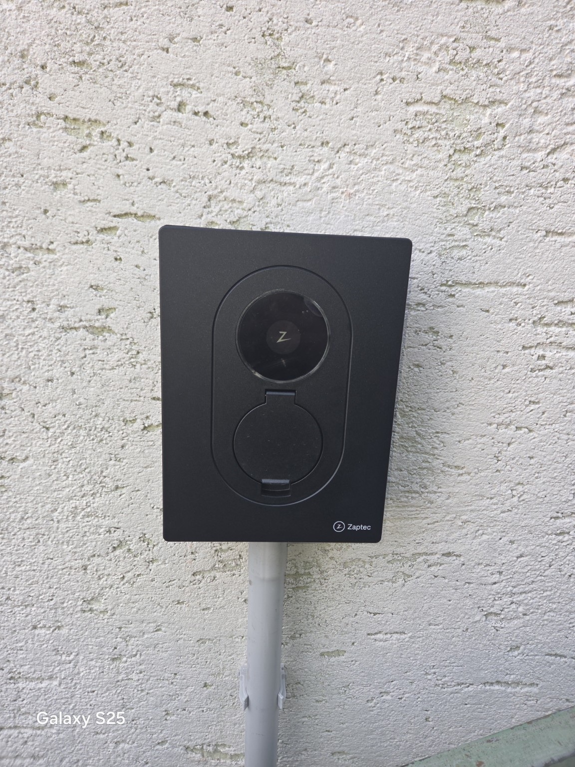 Installierte Zaptec Wallbox für Elektrofahrzeug
